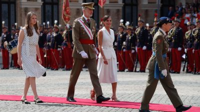 Los reyes Felipe y Letizia junto a la princesa Leonor durante la entrega de despachos en la AGM. /EFE Javier Cebollada