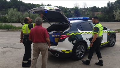 Agentes de la Guardia Civil cargan los órganos destinados al trasplante. / Guardia Civil