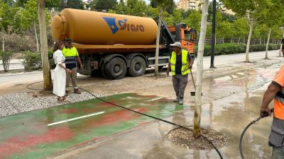 Diferentes efectivos siguen trabajando en Zaragoza tras la tromba caída este jueves.