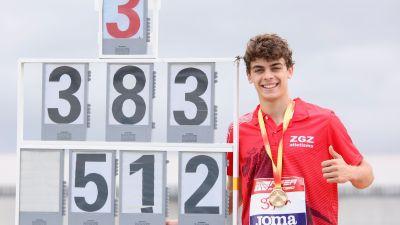 Fabio Marco posa junto al gran registro que ha firmado en el Nacional Sub-18.
