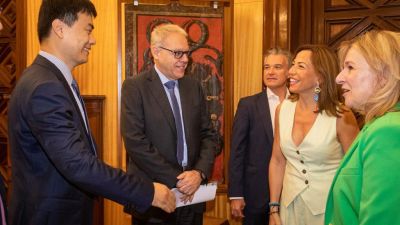Reunión de trabajo mantenida entre el consejero delegado de la empresa aragonesa y la alcaldesa de Zaragoza. / Ayto. de Zaragoza