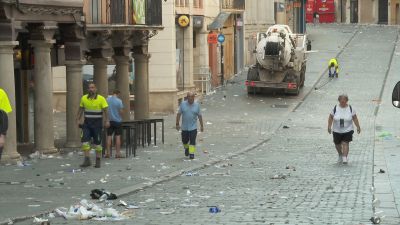 Operarios de limpieza retirando basura de las calles de Teruel este martes.
