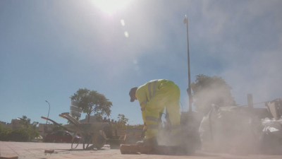 Un trabajador municipal realizando labores en el exterior este martes.