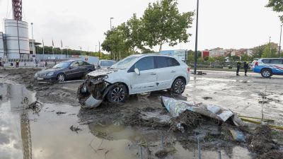 Estado en el que quedaron varios vehículos tras la tormenta en el barrio de Parque Venecia, en Zaragoza. / EFE