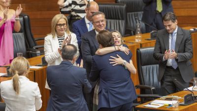 La nueva presidenta de la Junta de Extremadura, María Guardiola (PP), felicitada tras ser investida este viernes en la segunda joranada del debate celebrado en la Asamblea extremeña a tal efecto./ EFE/Jero Morales