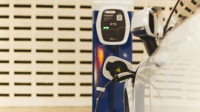 Cargador para vehículo eléctrico. / Canva