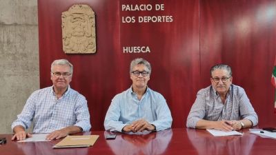 Pachi Giné, en el centro, seguirá al frente del Club Balonmano Huesca.