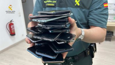 Los delincuentes suelen obtener unos 200 o 300 euros por la venta de una decena de teléfonos robados. / Guardia Civil de La Rioja