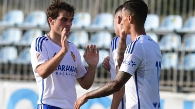 Los jugadores del Real Zaragoza celebran uno de los goles del encuentro.