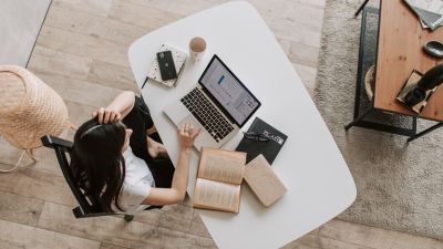 La empresa debe aportar al trabajador los equipos profesionales y abonar contraprestaciones por servicios personales como la red de conexión a internet. / Pexels