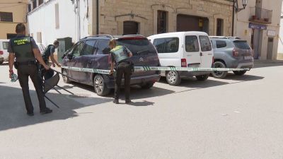La Guardia Civil investiga el vehículo en el que llegó uno de los heridos.