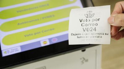 Un ticket de turno de voto por correo en una oficina de Correos. / Europa Press.