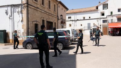 Agentes de la Guardia Civil acordonaron el coche donde estuvo una de las víctima en Castellote. / Europa Press