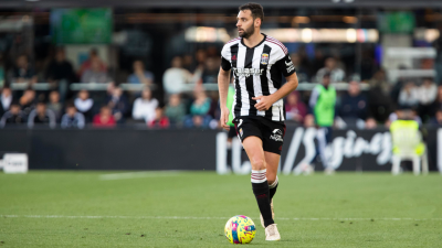 Iván Martos, en un duelo con el Cartagena la pasada temporada.