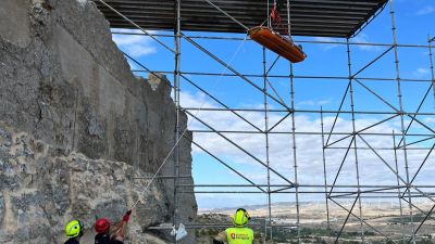 Una empleada se ha precipitado de una altura de dos metros cuando trabajaba en la rehabilitación del castillo de Cadrete. / Bomberos de Zaragoza