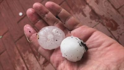 El granizo caído en la localidad de Escatrón, con siete centímetros de diámetro. / Aragón TV