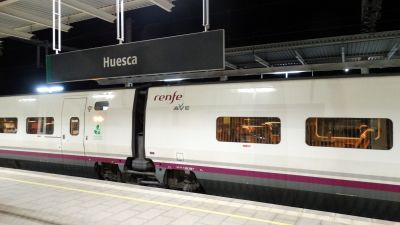 Un tren AVE estaciona en la ciudad de Huesca, en febrero de 2023. / Europa Press