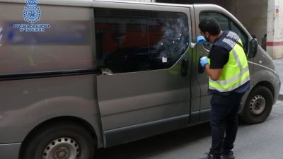 Agentes de la Policía Nacional tomando huellas en los vehículos afectados. / Policía Nacional