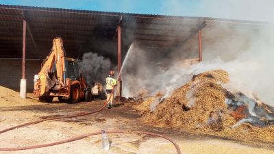 Las llamas se han originado en un almacén de paja. | Diputación de Teruel