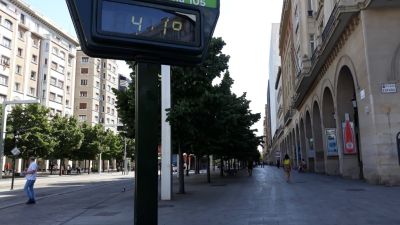Imagen de archivo de un termómetro en la plaza de España de Zaragoza. / Europa Press
