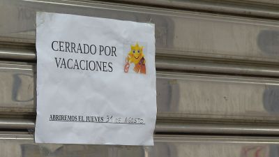El cartel 'cerrado por vacaciones' puede observarse en muchos negocios en Zaragoza.