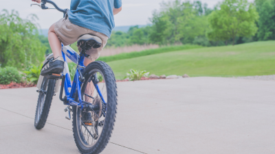 Un menor de 14 años ha sufrido un traumatismo craneoencefálico grave tras caerse de la bicicleta. / Canva