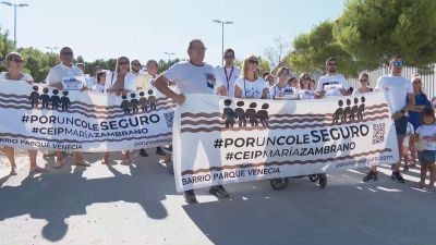 Los vecinos de barrio de Puerto Venecia salen a calle de nuevo para reivindicar una nueva ubicación del colegio.