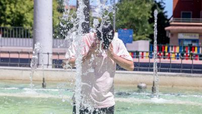 Un joven se refresca en una fuente de Madrid. / Ricardo Rubio / Europa Press