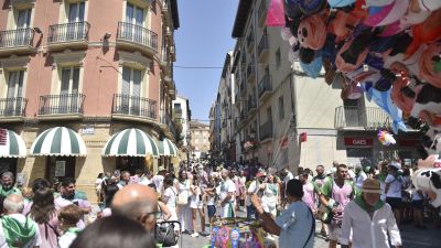 Oscenses y visitantes en las Cuatro Esquinas de Huesca en las fiestas de San Lorenzo. / Europa Press