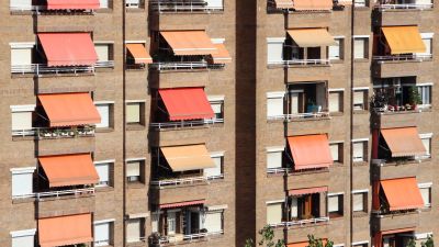 Las fachadas con orientación sur son las que más se ven afectadas por el calor estival. / Canva