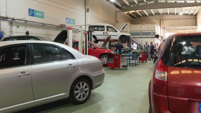 Los talleres han aumentado su actividad porque antes de venderlos, los particulares los ponen a punto.