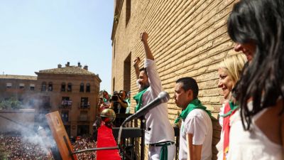El maestro pastelero Raúl Bernal, en los momentos siguientes al lanzamiento del cohete anunciador. / Ayuntamiento de Huesca