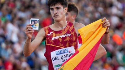 Sergio del Barrio posa con la bandera española y una foto de pequeño con su entrenador Alfredo García Lajusticia.