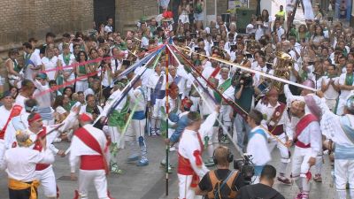 Los Danzantes hacen historia con la primera actuación con mujeres a las puertas de la basílica de San Lorenzo
