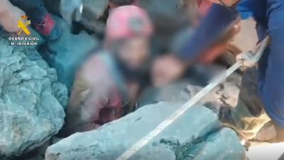 Momento de la salida del espeleólogo de la cueva de la Hoya del Portillo de Larra. / Guardia Civil