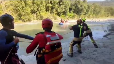 Momento del rescate de una familia en el río Ésera. / DPH