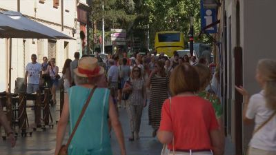 Trasiego de personas por una calle del centro de Jaca.
