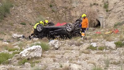 Los bomberos de Zaragoza han tenido que rescatar a uno de los ocupantes del vehículo siniestrado