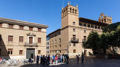 Grupo de turistas durante una visita guiada en Huesca. / Ayuntamiento de Huesca