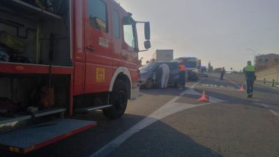 Los bomberos han tenido que excarcelar al ocupante del turismo. | Diputación de Huesca
