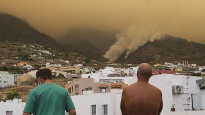 Las últimas evacuaciones se han producido en El Sauzal y en Santa Úrsula. / EFE