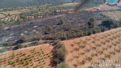 El helicóptero con base en Brea ha intervenido en las labores de extinción del incendio forestal en Almonacid de la Sierra. / Gobierno de Aragón