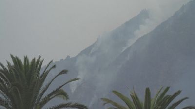 El incendio continúa activo.