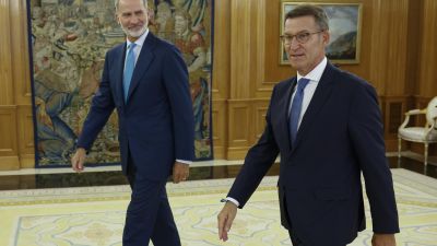 El rey Felipe VI junto al candidato del PP, Alberto Núñez Feijóo, durante su reunión en Zarzuela el martes por la mañana. / EFE