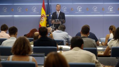 El líder del PP, Alberto Núñez Feijóo, durante una rueda de prensa en el Congreso tras la recepción con el rey Felipe VI. / EFE