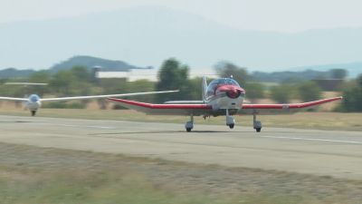 El despegue de los aviones es un proceso que requiere la asistencia de otros pilotos.