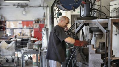 La falta de mano de obra cualificada entre la población joven es uno de los motivos de estas contrataciones de trabajadores sénior. / Pexels
