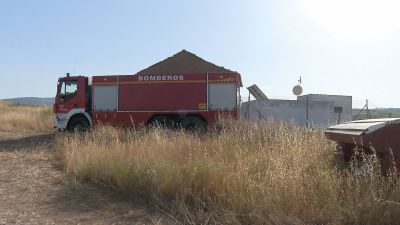 Los bomberos de DPT suministran agua en la localidad turolense de Bádena.