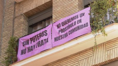Pancartas de quejas de los vecinos de la Plaza del Portillo contra el supuesto prostíbulo de su edificio.