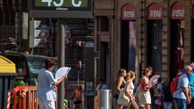 Varias personas intentan aliviarse del calor en Bilbao. / Efe